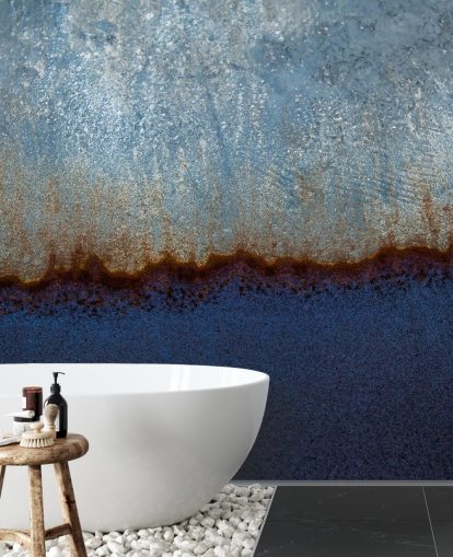 murale astratto blu e marrone chiamato Rusty Metal II di Tim Mossholder per salotti e bagni