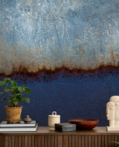 peinture murale abstraite bleue et marron appelée Rusty Metal II de Tim Mossholder pour les salons et les salles de bain