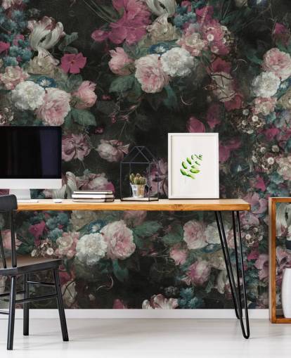 roze en witte op maat gemaakte barokke bloemenmuurschildering genaamd Moody Baroque Floral Scene van Bloomery Decor
