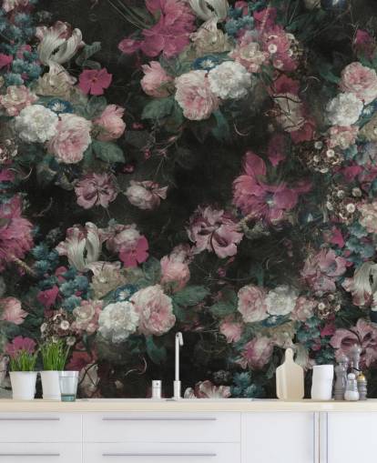 rosa-weißes maßgeschneidertes barockes Blumenwandbild namens Moody Baroque Floral Scene von Bloomery Decor