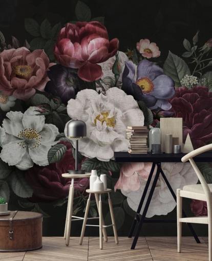 donkere op maat gemaakte bloemenmuurschildering genaamd Moody Baroque Florals Redoute van Bloomery Decor voor lounges en slaapkamers donkere op maat gemaakte bloemenmuurschildering genaamd Moody Baroque Florals Redoute van Bloomery Decor voor lounges en slaapkamers