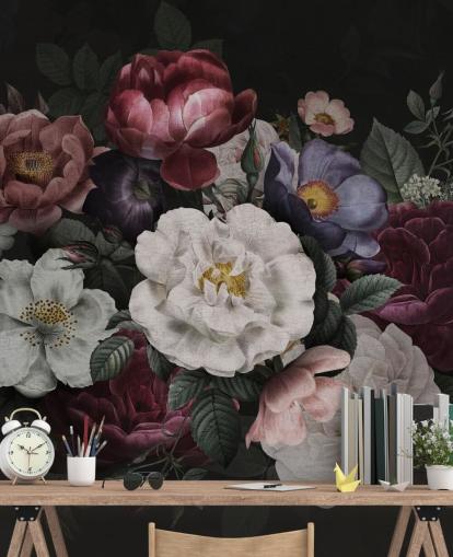 mörk anpassad blommig väggmålning kallad Moody Baroque Florals Redoute av Bloomery Decor för lounger och sovrum