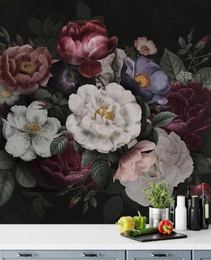 donkere op maat gemaakte bloemenmuurschildering genaamd Moody Baroque Florals Redoute van Bloomery Decor voor lounges en slaapkamers