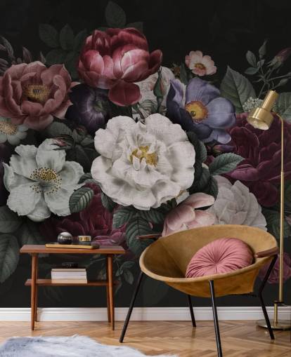 mörk anpassad blommig väggmålning kallad Moody Baroque Florals Redoute av Bloomery Decor för lounger och sovrum