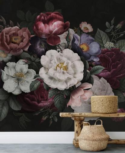 donkere op maat gemaakte bloemenmuurschildering genaamd Moody Baroque Florals Redoute van Bloomery Decor voor lounges en slaapkamers