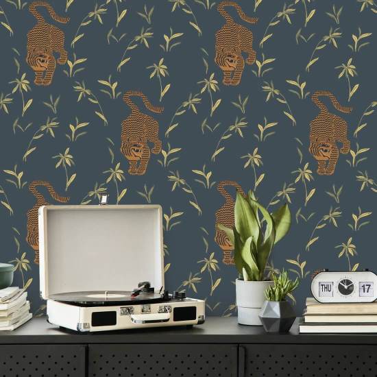 Tijger stalken Dark Moss-achtergrond