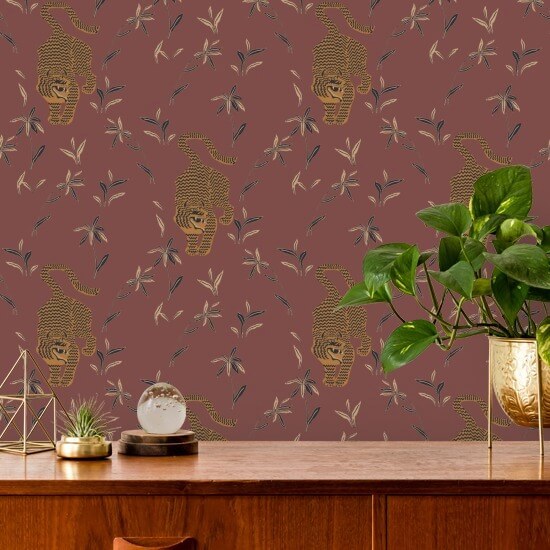 Tigre qui traque Papier peint rouge antique