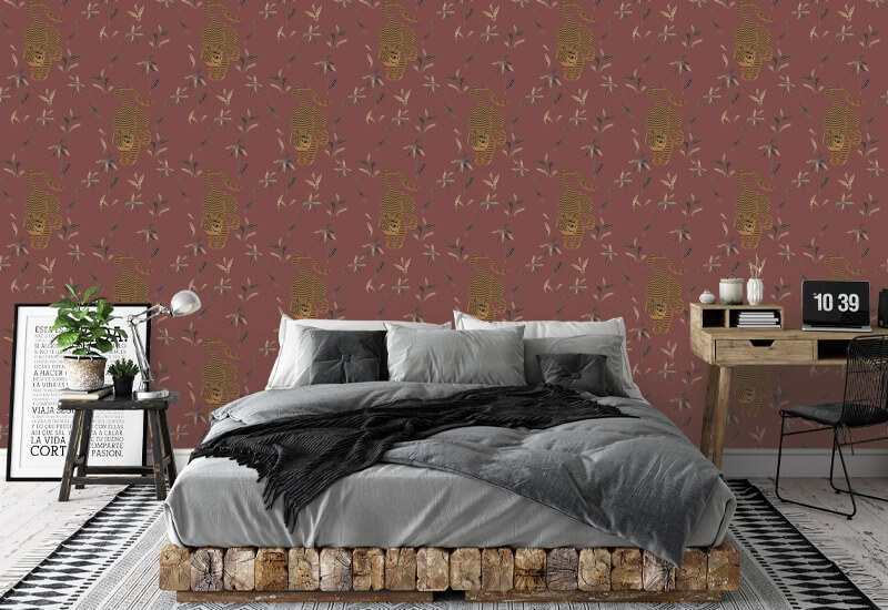 Tigre qui traque Papier peint rouge antique