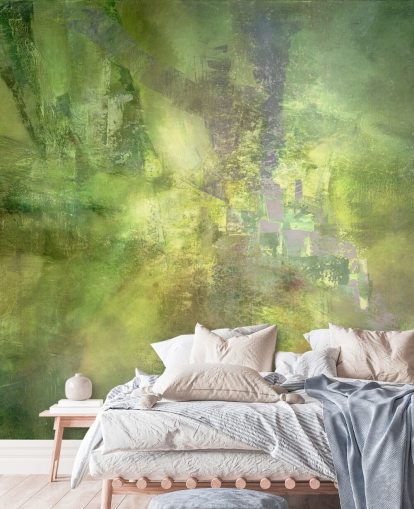 grünes personalisierbares abstraktes Wandbild mit dem Titel Gilded Green with a Trace of Violet von Annette Schmucker