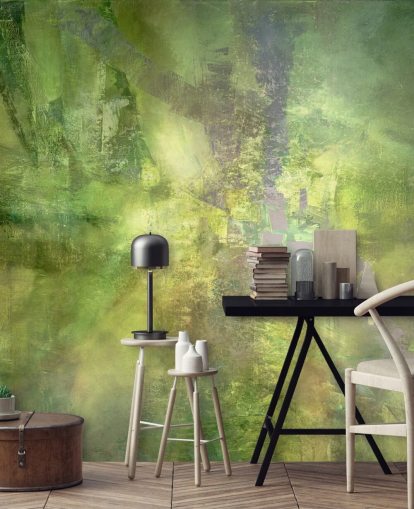 grünes personalisierbares abstraktes Wandbild mit dem Titel Gilded Green with a Trace of Violet von Annette Schmucker