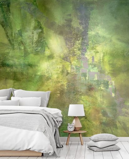 grünes personalisierbares abstraktes Wandbild mit dem Titel Gilded Green with a Trace of Violet von Annette Schmucker