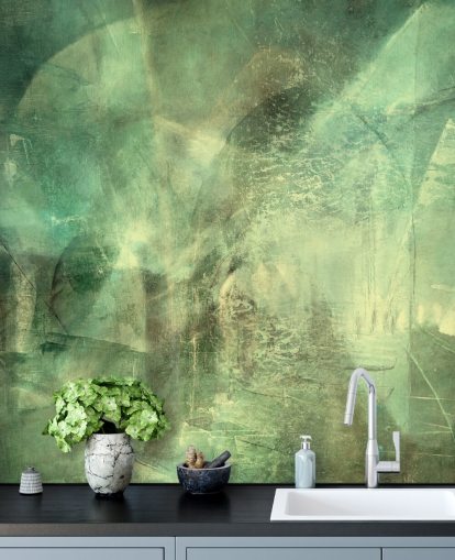 groene abstracte muurschildering op maat genaamd Hall of Emerald Light van Annette Schmucker