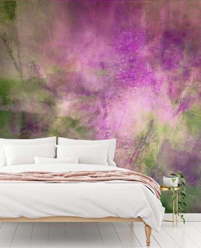 groene en paarse aanpasbare abstracte muurschildering genaamd Moss Green in Purple Light van Annette Schmucker