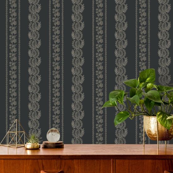 Botanic Stripe Papel pintado floral negro hollín