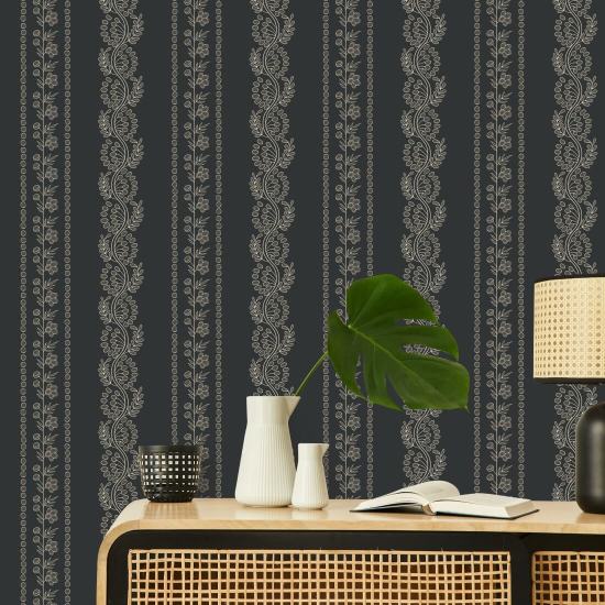 Botanic Stripe Papel pintado floral negro hollín