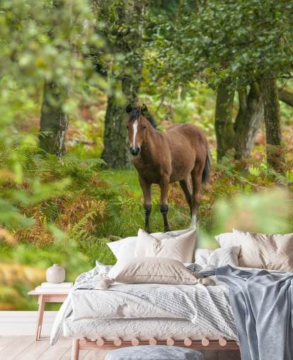 grøn og brun hest i skov vægmaleri kaldet Wild Horse, New Forest af Assaf Frank