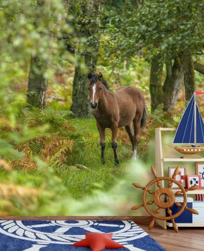 grøn og brun hest i skov vægmaleri kaldet Wild Horse, New Forest af Assaf Frank