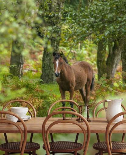 grøn og brun hest i skov vægmaleri kaldet Wild Horse, New Forest af Assaf Frank