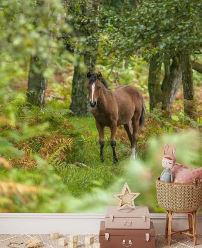 murale con cavallo verde e marrone nella foresta chiamato Wild Horse, New Forest di Assaf Frank