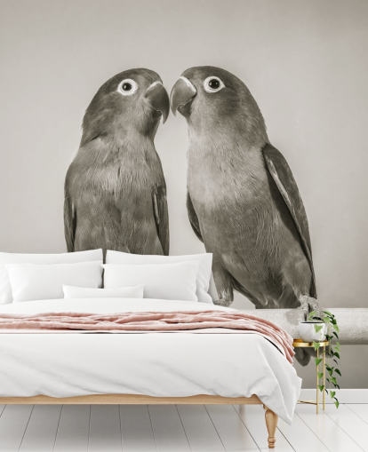 murale con uccelli in bianco e nero chiamato Love Birds di Assaf Frank