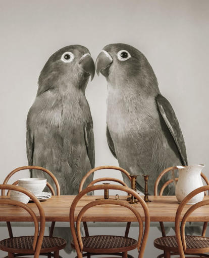 murale con uccelli in bianco e nero chiamato Love Birds di Assaf Frank