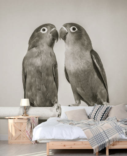 murale con uccelli in bianco e nero chiamato Love Birds di Assaf Frank