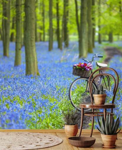 mural azul y verde del bosque de campanillas llamado Bicicleta en el bosque de primavera de Assaf Frank
