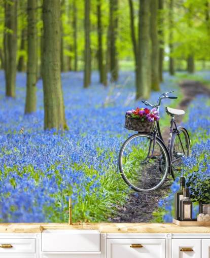 mural azul y verde del bosque de campanillas llamado Bicicleta en el bosque de primavera de Assaf Frank
