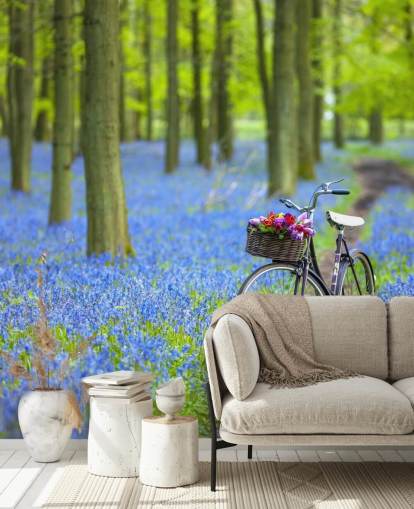 sininen ja vihreä sinikellometsän seinämaalaus nimeltä Bicycle in Spring Forest, kirjoittanut Assaf Frank