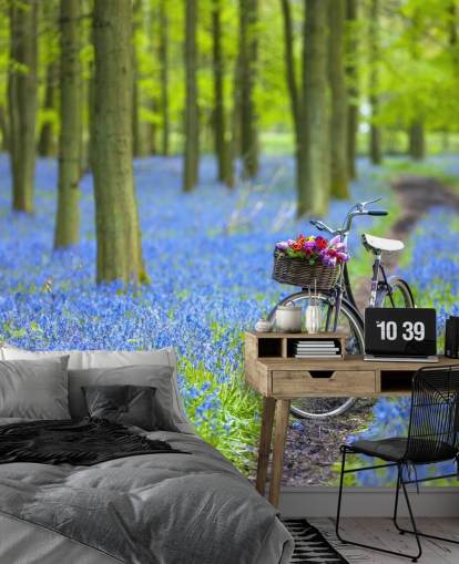 sininen ja vihreä sinikellometsän seinämaalaus nimeltä Bicycle in Spring Forest, kirjoittanut Assaf Frank sininen ja vihreä sinikellometsän seinämaalaus nimeltä Bicycle in Spring Forest, kirjoittanut Assaf Frank