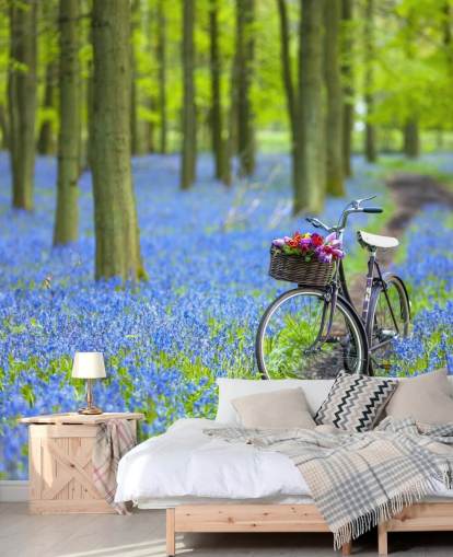 sininen ja vihreä sinikellometsän seinämaalaus nimeltä Bicycle in Spring Forest, kirjoittanut Assaf Frank