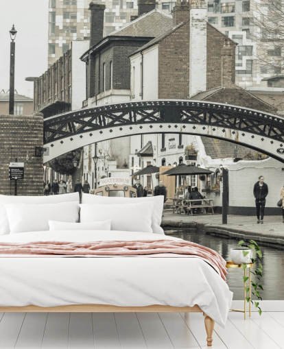 murale grigio personalizzato con barca sul canale chiamato Narrow Canal a Birmingham, Regno Unito di Assaf Frank