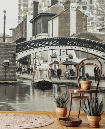 grått tilpasset kanalbåtveggmaleri kalt Narrow Canal i Birmingham, Storbritannia av Assaf Frank