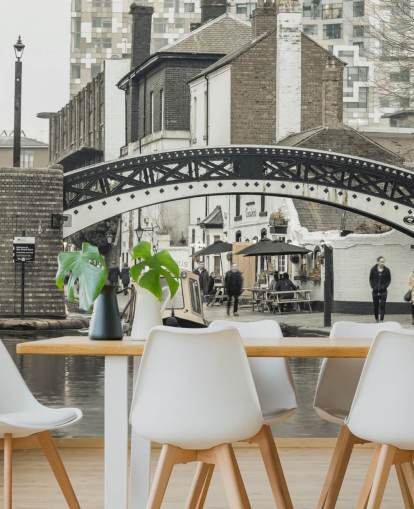 grå anpassad kanalbåtväggmålning kallad Narrow Canal i Birmingham, Storbritannien av Assaf Frank