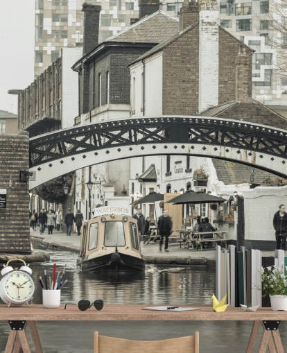 murale grigio personalizzato con barca sul canale chiamato Narrow Canal a Birmingham, Regno Unito di Assaf Frank murale grigio personalizzato con barca sul canale chiamato Narrow Canal a Birmingham, Regno Unito di Assaf Frank