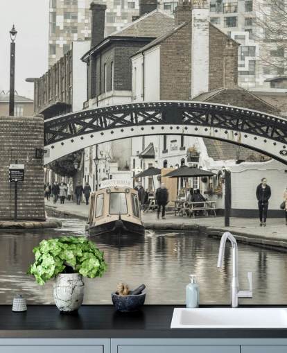 graues, maßgefertigtes Kanalboot-Wandbild namens Narrow Canal in Birmingham, Großbritannien, von Assaf Frank