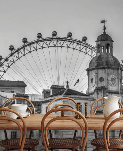 schwarz-weißes Londoner Wandgemälde mit dem Titel Household Cavalry Museum und London Eye von Assaf Frank