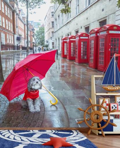 rødt og gråt London street vægmaleri kaldet London Dog with Umbrella af Assaf Frank
