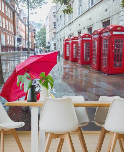 Punainen ja harmaa Lontoon kadun seinämaalaus nimeltä London Dog with Umbrella, kirjoittanut Assaf Frank