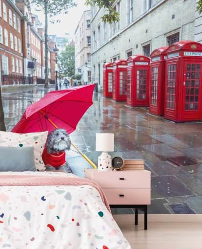 rotes und graues Londoner Straßengemälde mit dem Titel London Dog with Umbrella von Assaf Frank rotes und graues Londoner Straßengemälde mit dem Titel London Dog with Umbrella von Assaf Frank