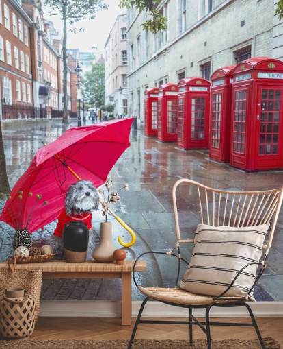 mural de rua vermelho e cinza de Londres chamado London Dog with Umbrella de Assaf Frank mural de rua vermelho e cinza de Londres chamado London Dog with Umbrella de Assaf Frank
