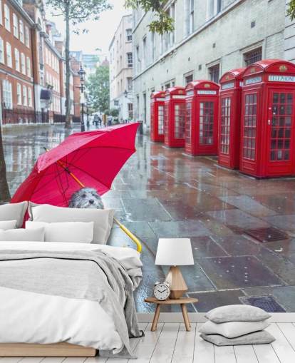 rode en grijze Londense straatmuurschildering genaamd London Dog with Umbrella van Assaf Frank