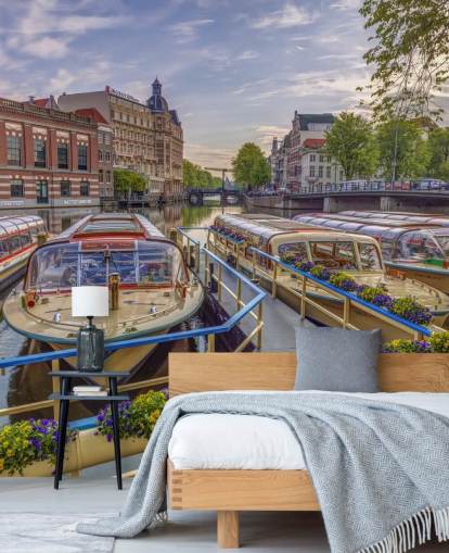 benutzerdefinierte Fototapete von Amsterdam namens Canal Boats in Amsterdam von Assaf Frank