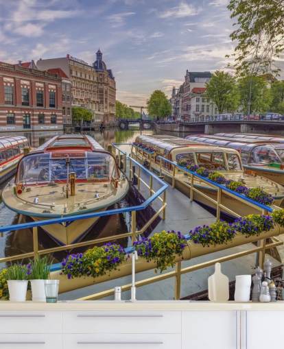 mukautettu valokuvamaalaus Amsterdamista nimeltä Canal Boats Amsterdamissa, kirjoittanut Assaf Frank