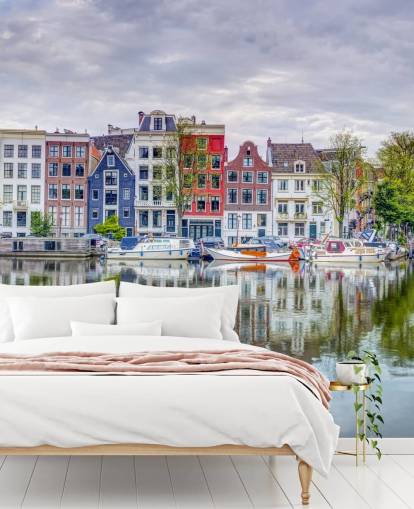 mural de canal azul e branco chamado Amsterdam Townhouses, de Assaf Frank