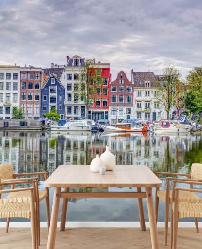 blå och vit kanal väggmålning som heter Amsterdam Townhouses av Assaf Frank