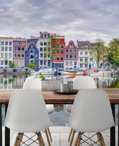 blått og hvitt kanalmaleri kalt Amsterdam Townhouses av Assaf Frank