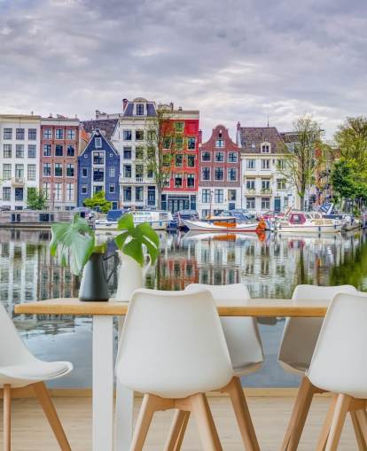 mural azul y blanco del canal llamado Amsterdam Townhouses de Assaf Frank