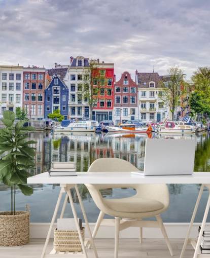 murale sul canale blu e bianco chiamato Amsterdam Townhouses di Assaf Frank