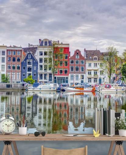 blå och vit kanal väggmålning som heter Amsterdam Townhouses av Assaf Frank